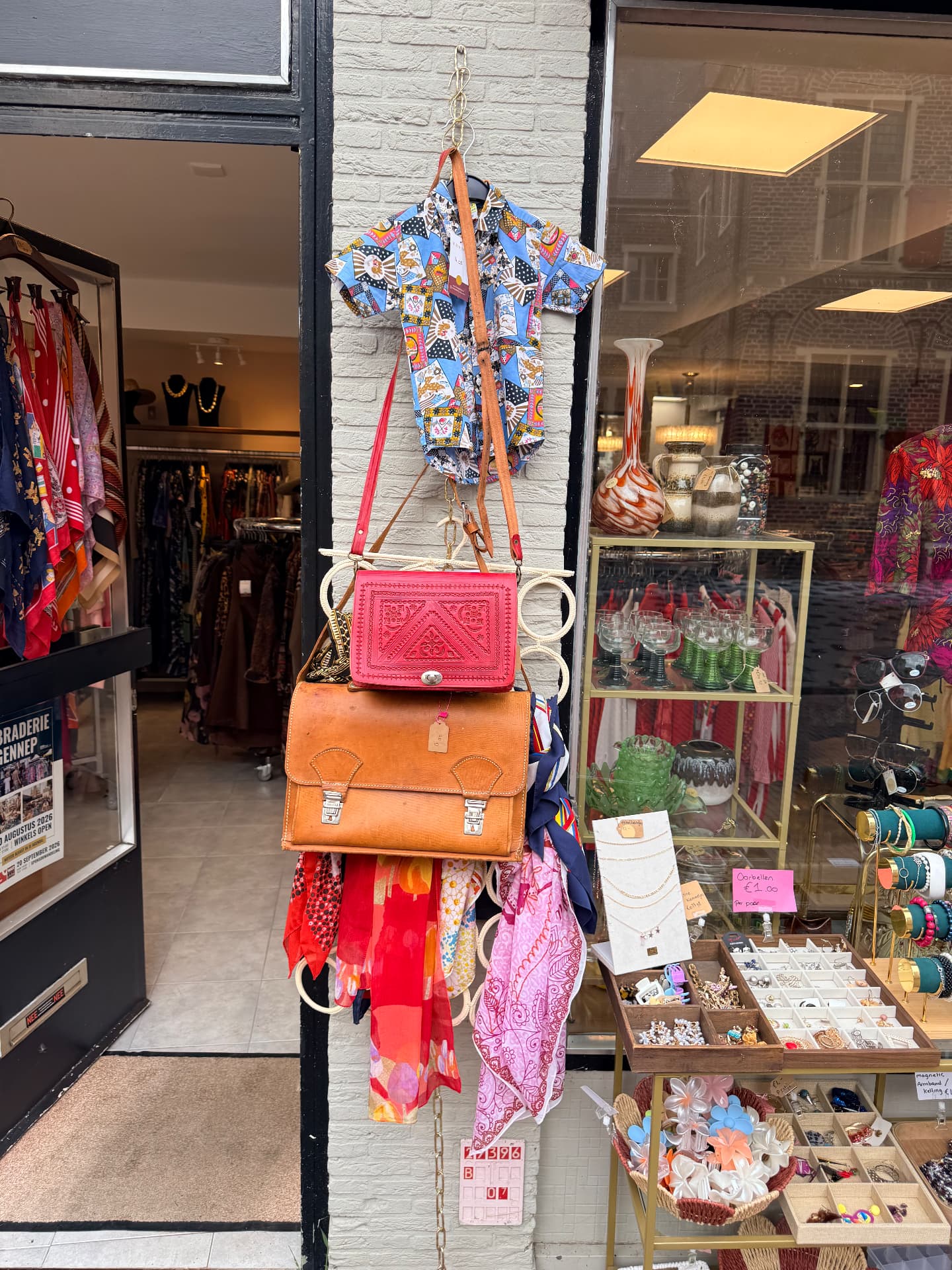Etalage van VintageGlitch met vintage tassen, sjaals, sieraden en glaswerk bij de winkelingang